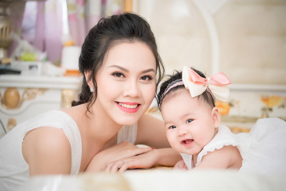 Ở ẩn nhiều năm, Hoa hậu Đậu Hồng Phúc bất ngờ xuất hiện cùng con gái 5 tháng tuổi - Ảnh 6.