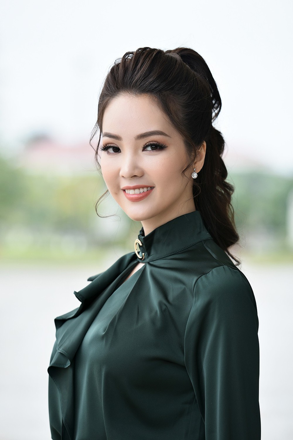 MC Thụy Vân xinh đẹp bên nhà thiết kế Đỗ Trịnh Hoài Nam - Ảnh 1.
