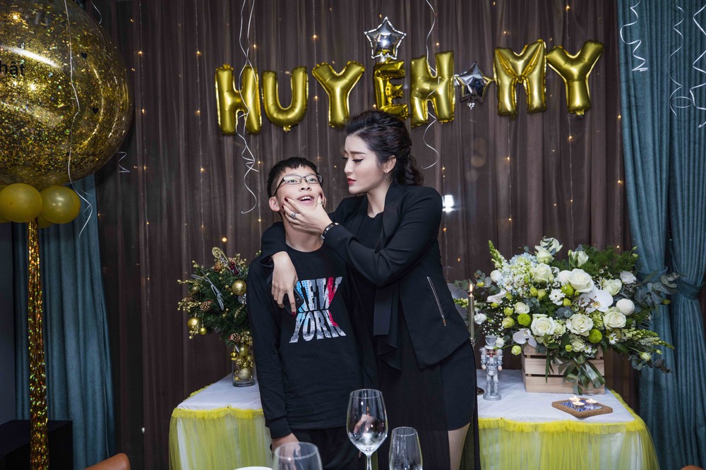 Huyền My cười rạng rỡ đón tuổi 22 bên gia đình, bạn bè - Ảnh 6.