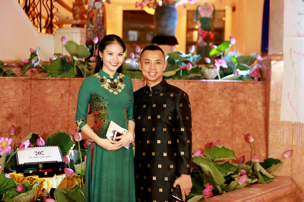 Chí Anh diện áo dát vàng, đưa vợ kém 20 tuổi đi sự kiện - Ảnh 1.