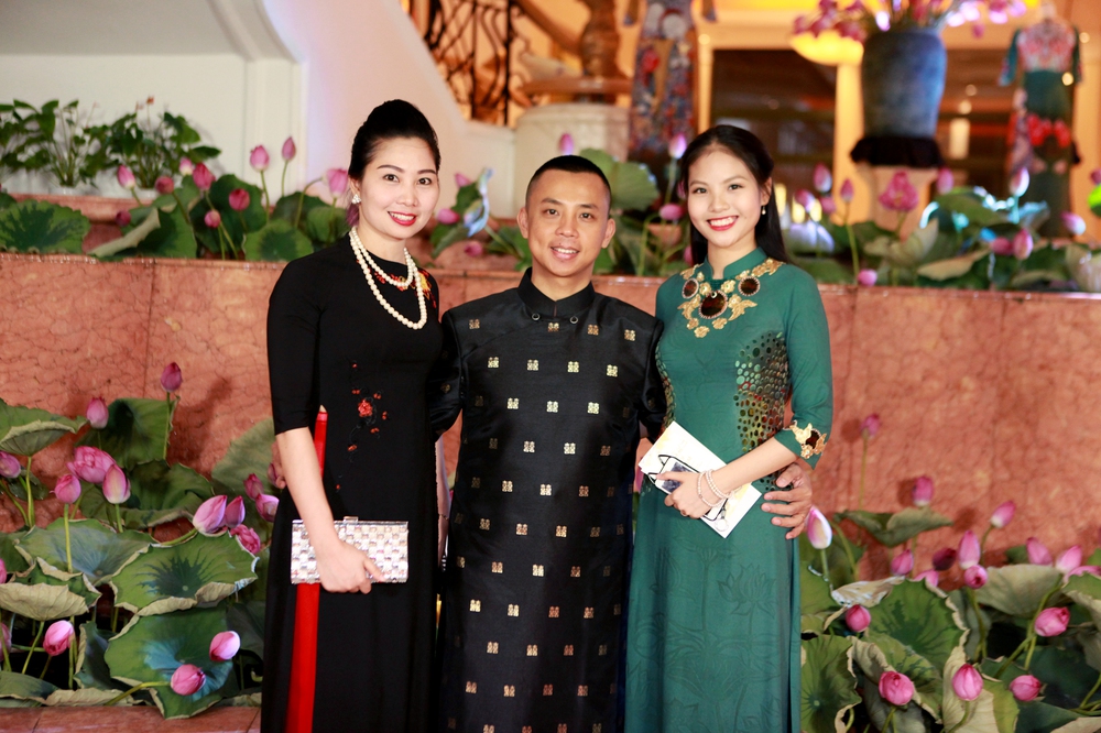 Chí Anh diện áo dát vàng, đưa vợ kém 20 tuổi đi sự kiện - Ảnh 2.