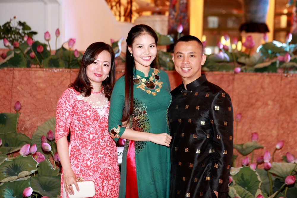 Chí Anh diện áo dát vàng, đưa vợ kém 20 tuổi đi sự kiện - Ảnh 3.