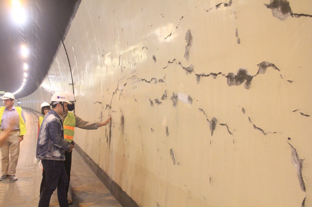 Hơn 300 vết nứt xuất hiện trong hầm đường bộ Hải Vân - Ảnh 1.