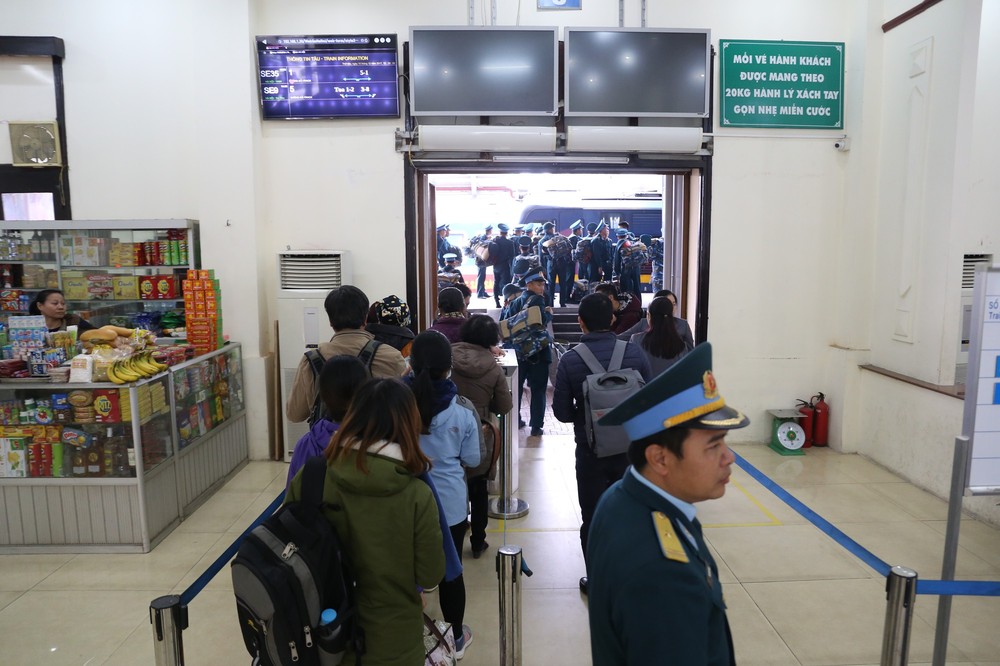 Hành khách bỡ ngỡ khi ga Hà Nội triển khai soát vé tự động - Ảnh 9.