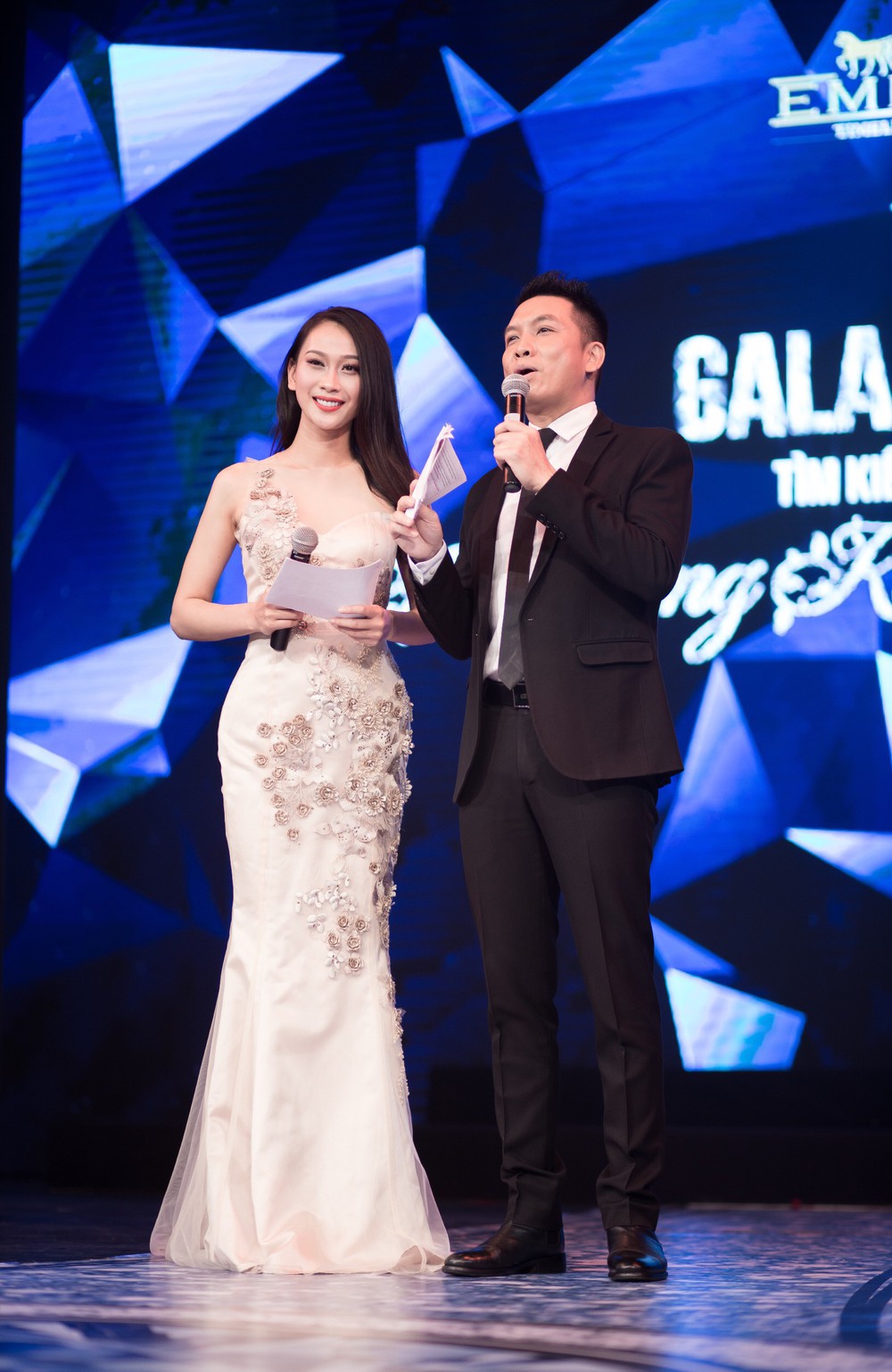 Á hậu Hoa hậu Đại dương Vân Quỳnh thu hút sự chú ý khi làm MC - Ảnh 3.