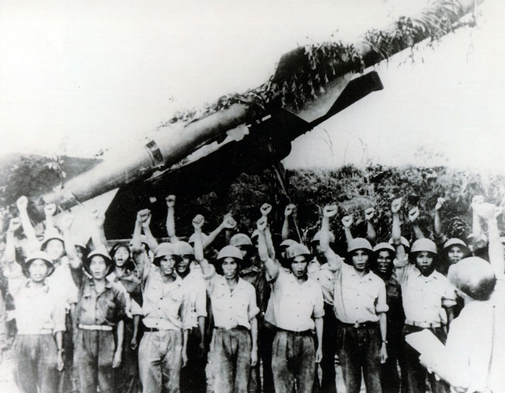 Chủ tịch Hồ Chí Minh với trận Điện Biên Phủ trên bầu trời Hà Nội - Ảnh 2.