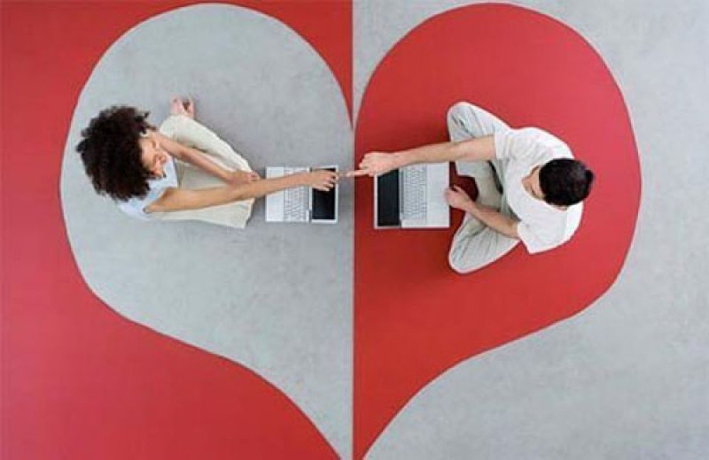 Đêm nay, có ai đang lướt facebook một mình? - Ảnh 1.