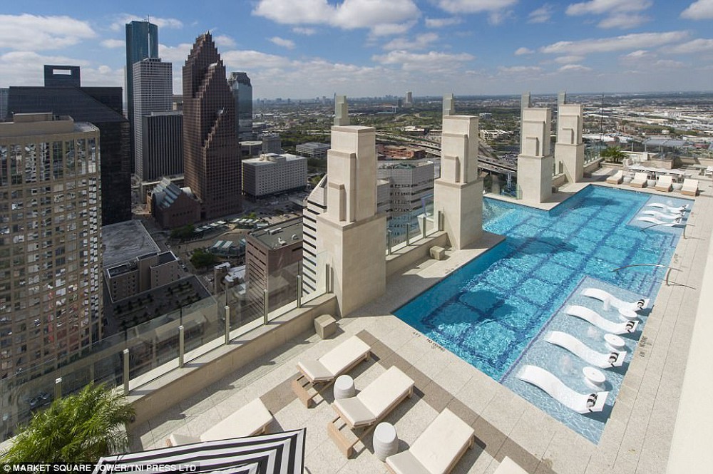 Bể bơi xuyên thấu trên đỉnh tòa nhà 42 tầng thách thức những người sợ độ cao - Ảnh 5.