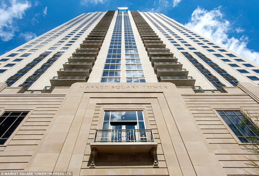 Bể bơi xuyên thấu trên đỉnh tòa nhà 42 tầng thách thức những người sợ độ cao - Ảnh 6.