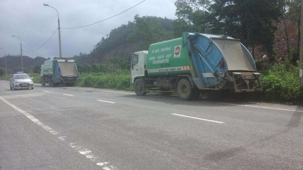 Ruồi đong bằng kg, dân chặn xe vào bãi rác Nam Sơn - Ảnh 2.