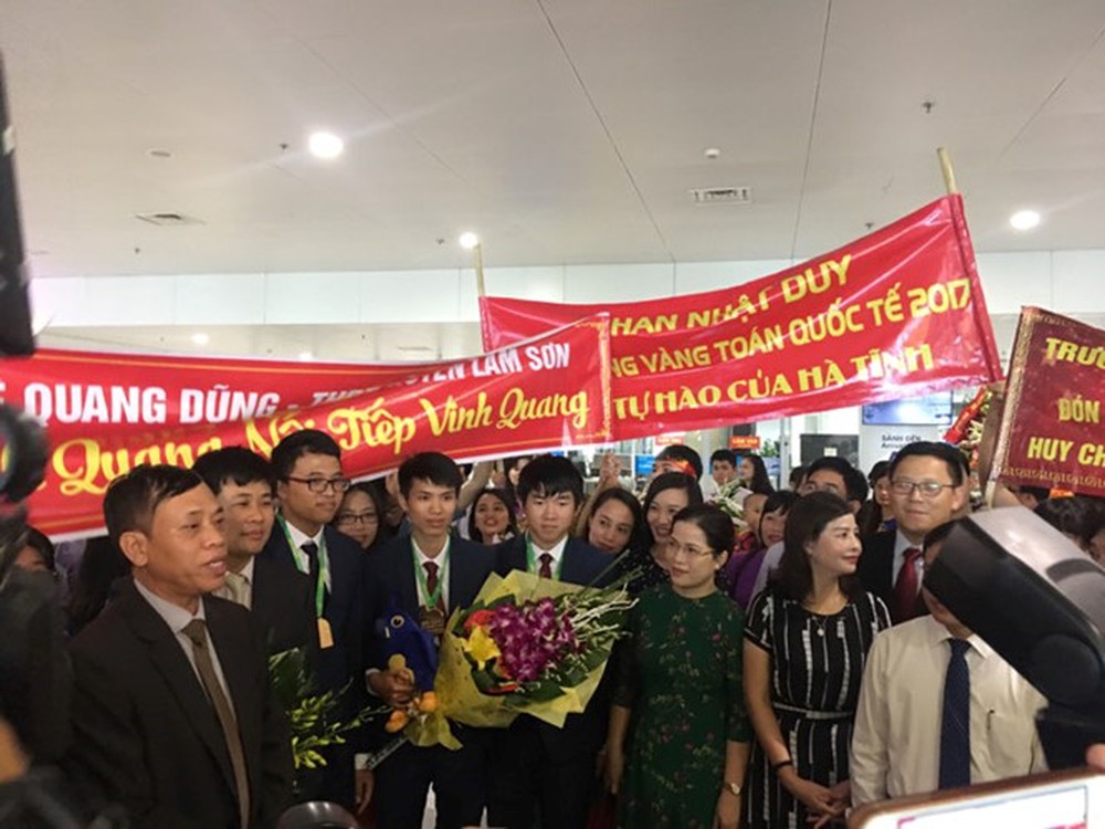 Hân hoan đón những chàng trai vàng Olympic Toán học - Ảnh 1.