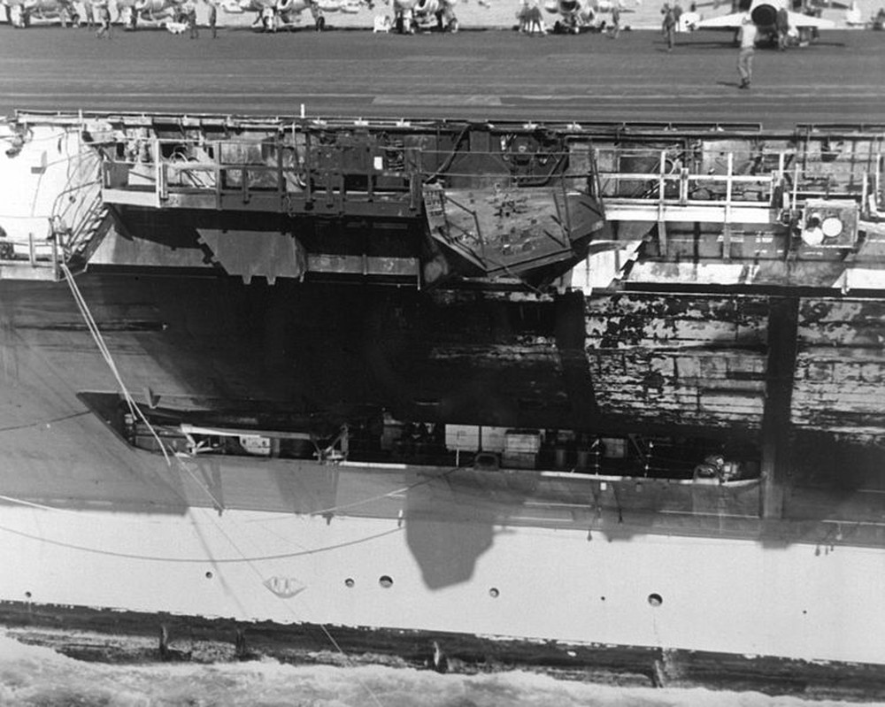 Trước tai nạn của tàu John McCain, Hải quân Mỹ từng gặp nhiều cú va chạm kinh hoàng - Ảnh 3.