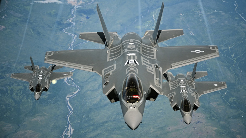 Tiêm kích F-35 lạnh lùng lột xác thành gà đẻ trứng vàng? - Ảnh 1.