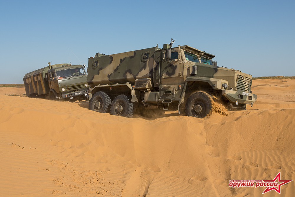 Xe quân sự Nga bị tra tấn khủng khiếp: Ào ạt xông lên trong sa mạc - Ảnh 15.
