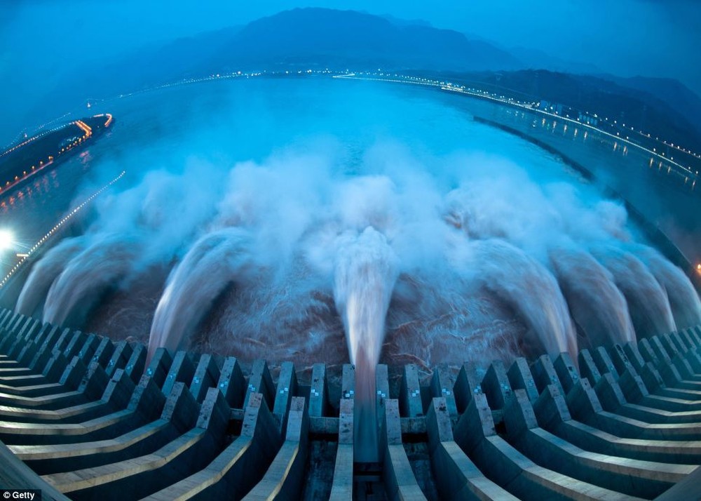 Cận cảnh xả lũ ở đập thủy điện lớn nhất thế giới mạnh ngang 15 lò phản ứng hạt nhân - Ảnh 2.