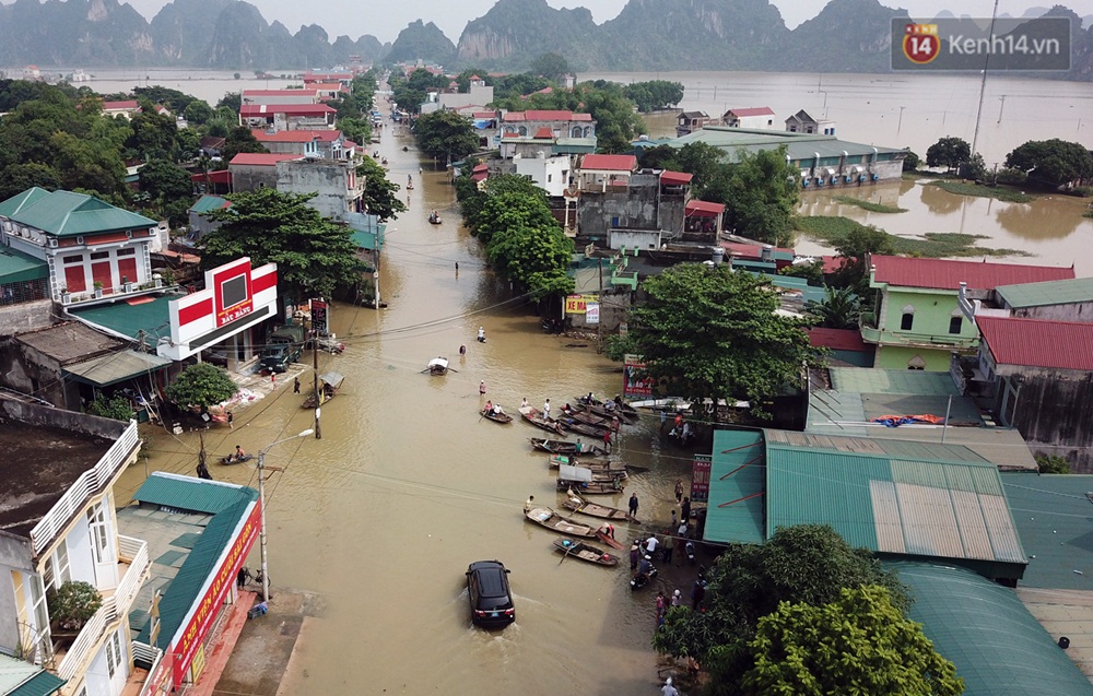 Chùm ảnh: Kiếm bộn tiền từ việc chèo đò qua điểm ngập nặng trong đợt lụt lịch sử tại Ninh Bình - Ảnh 2.