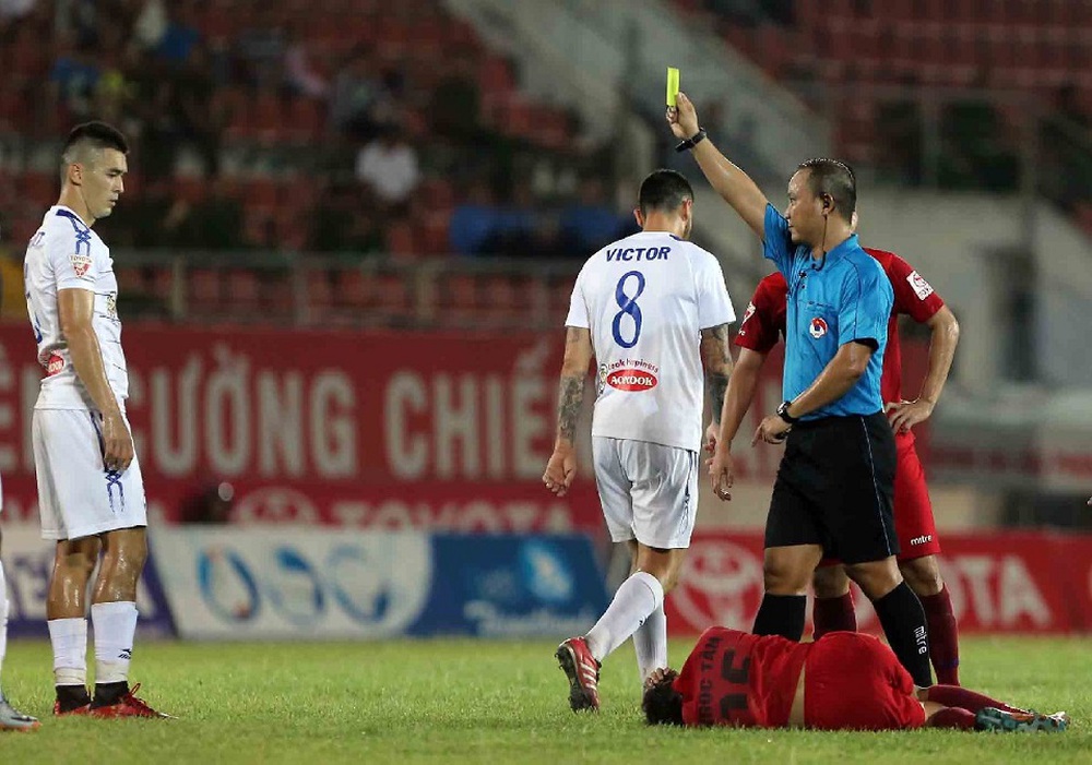 Chê trọng tài, Công Vinh bị VPF nhắc nhở lần 2