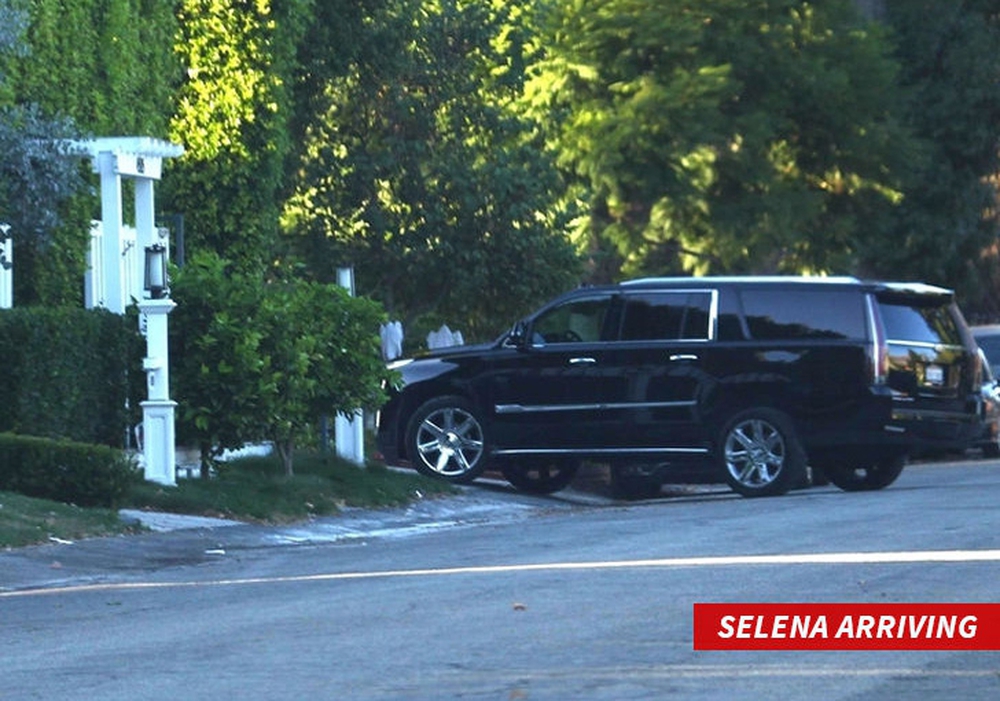 Lộ bằng chứng Selena Gomez đưa tình cũ Justin Bieber về nhà trong lúc The Weeknd đi vắng - Ảnh 1.
