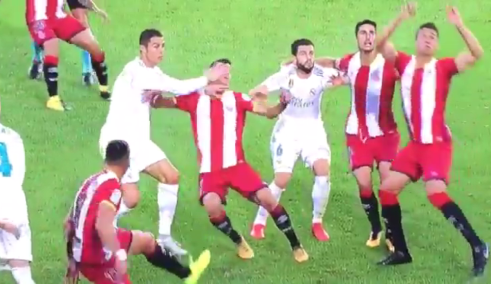 Fan chế giễu Ronaldo bảo vệ mặt mũi cầu thủ đối phương