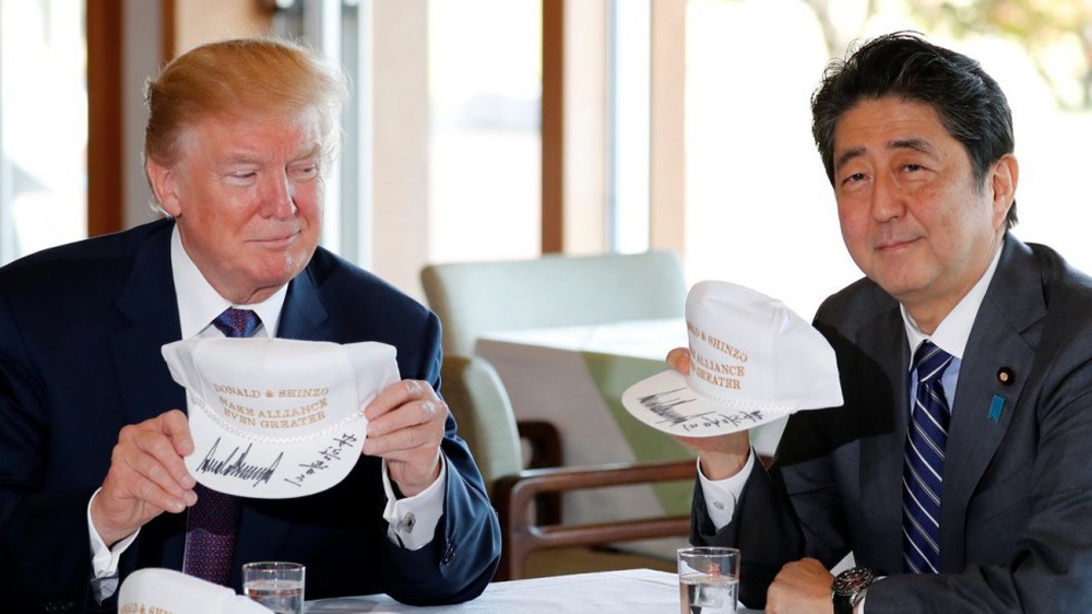 Tuyên bố Mỹ thống trị trời, biển, đất, không gian và thông điệp trên mũ 2 ông Trump-Abe - Ảnh 1.