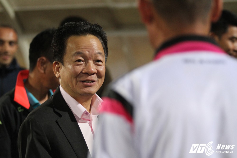 Bầu Hiển cười tươi xuống sân chúc mừng Hà Nội FC lên đỉnh V-League - Ảnh 2.