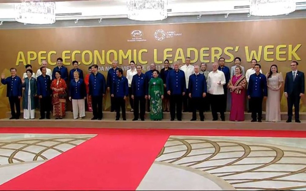 Áo tơ tằm Tổng thống Trump và lãnh đạo APEC mặc dự tiệc có gì đặc biệt - Ảnh 1.