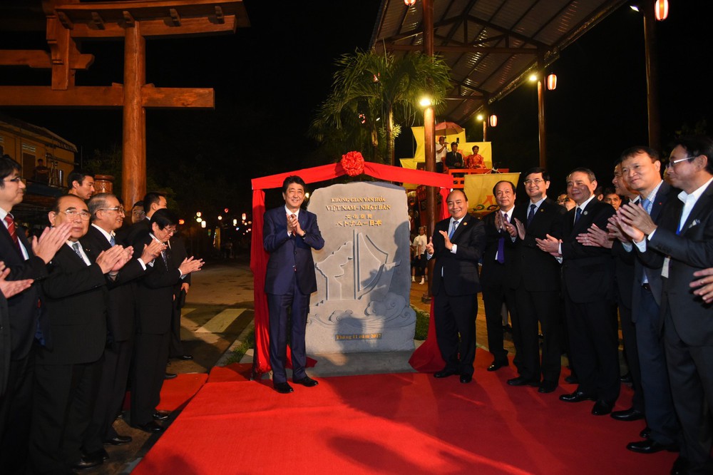 Thủ tướng Shinzo Abe dạo phố cổ Hội An cùng Thủ tướng Nguyễn Xuân Phúc - Ảnh 1.