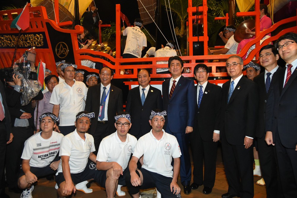 Thủ tướng Shinzo Abe dạo phố cổ Hội An cùng Thủ tướng Nguyễn Xuân Phúc - Ảnh 2.