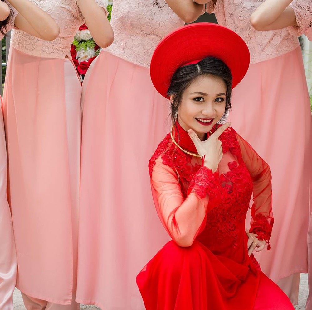 Cô dâu cùng dàn hotgirl bưng quả nhảy Cô Ba Sài Gòn cực chất - Ảnh 2.
