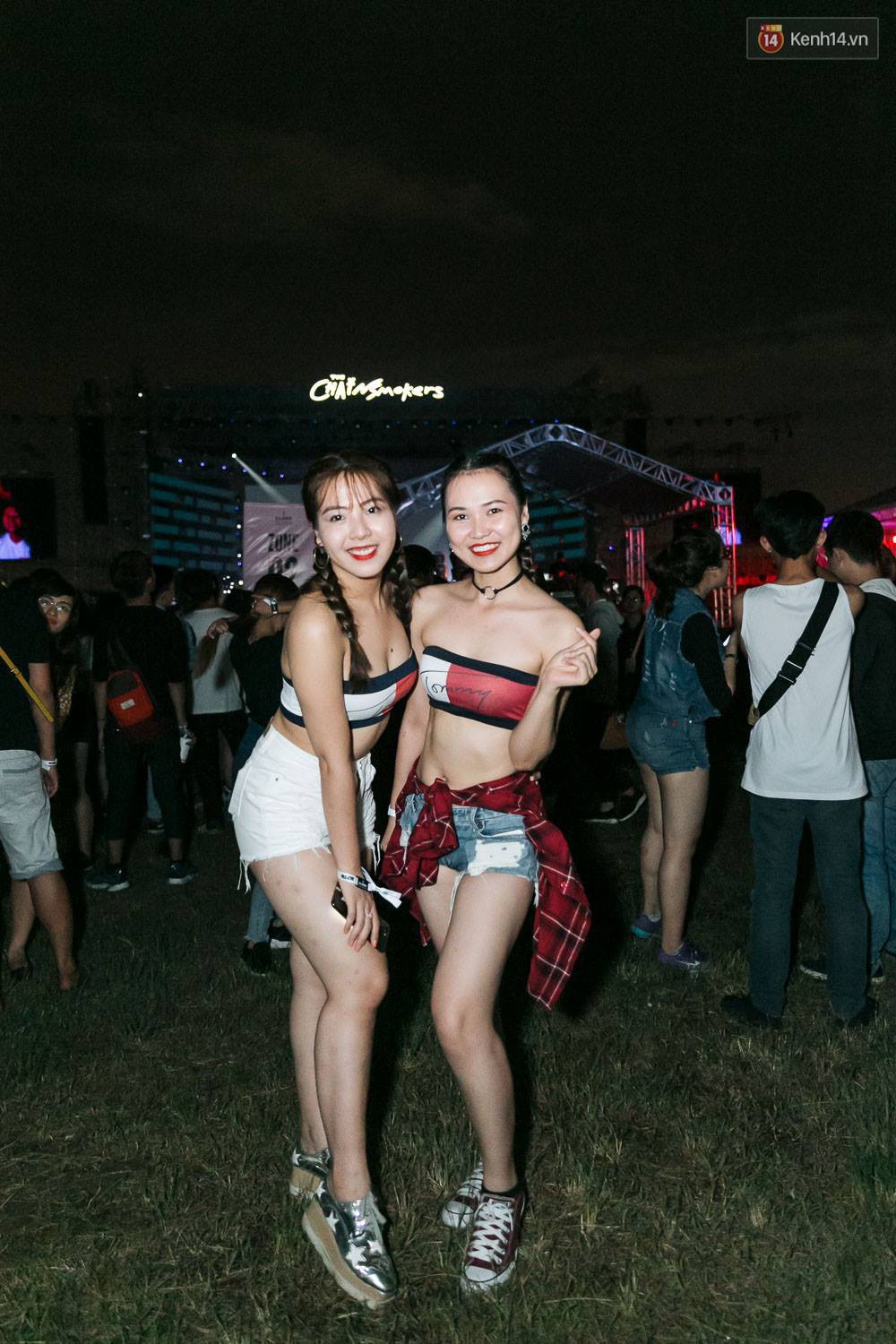 Cô gái gây tranh cãi khi mặc áo bra quẩy tại Tiesto Show vừa qua ở Hà Nội - Ảnh 1.