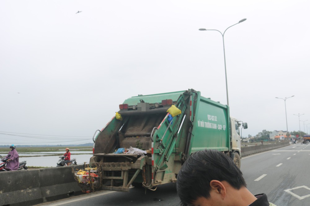 Đứng sau thùng xe rác, công nhân môi trường bị xe tải tông chết thương tâm