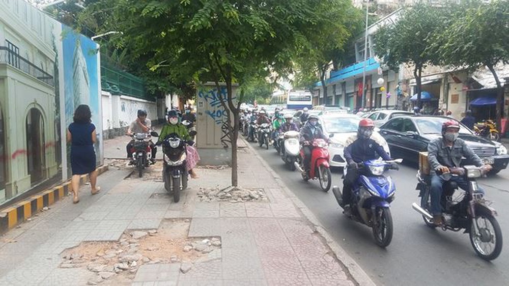 Nhiều vỉa hè ở TPHCM như 'tấm áo rách'