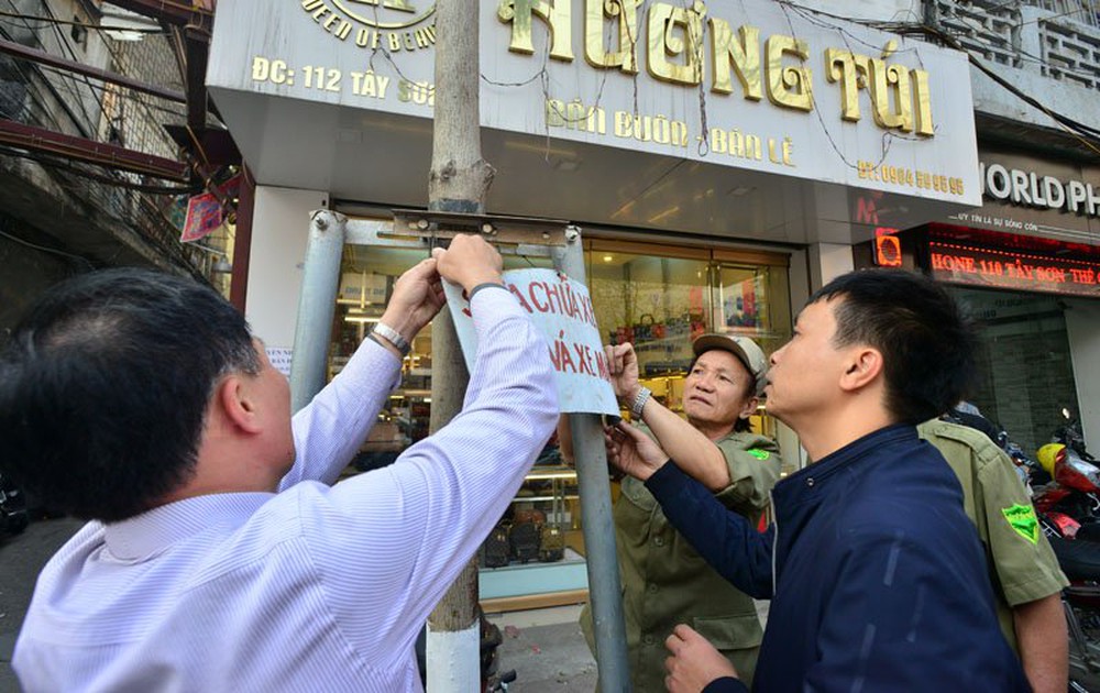 Cán bộ phường mang búa tạ đập bỏ vỉa hè Hà Nội - Ảnh 10.