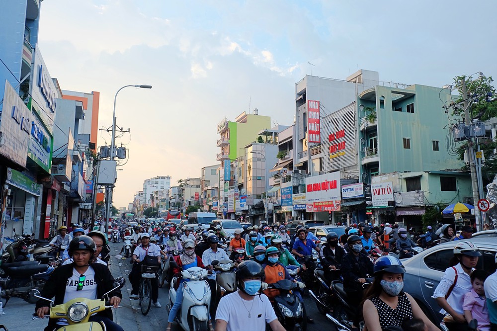 Ngày làm việc cuối cùng trước kỳ nghỉ Tết Dương lịch 2018: Đang ùn tắc kéo dài ở cửa ngõ sân bay Tân Sơn Nhất - Ảnh 11.