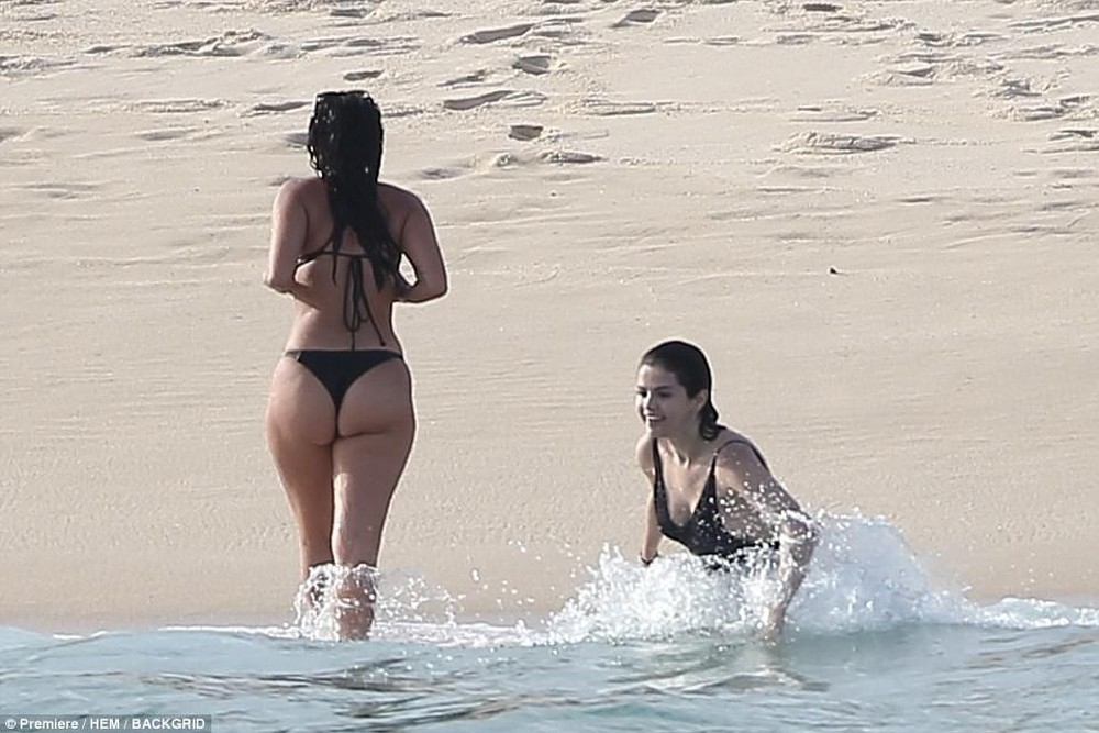 Selena Gomez diện áo tắm khoe vòng 1 gợi cảm, nhưng điều gây chú ý nhất là vết sẹo lớn bí ẩn trên đùi - Ảnh 11.