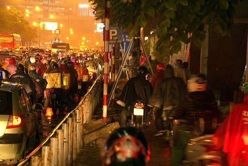 Hàng ngàn người dân Thủ đô chôn chân trong mưa rét vì tắc đường - Ảnh 11.