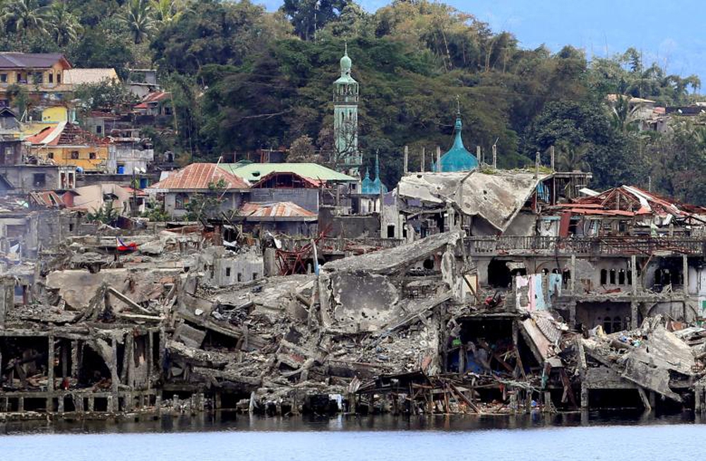 Thoát phiến quân thân IS, thành phố Philippines thành đống gạch vụn khổng lồ - Ảnh 14.