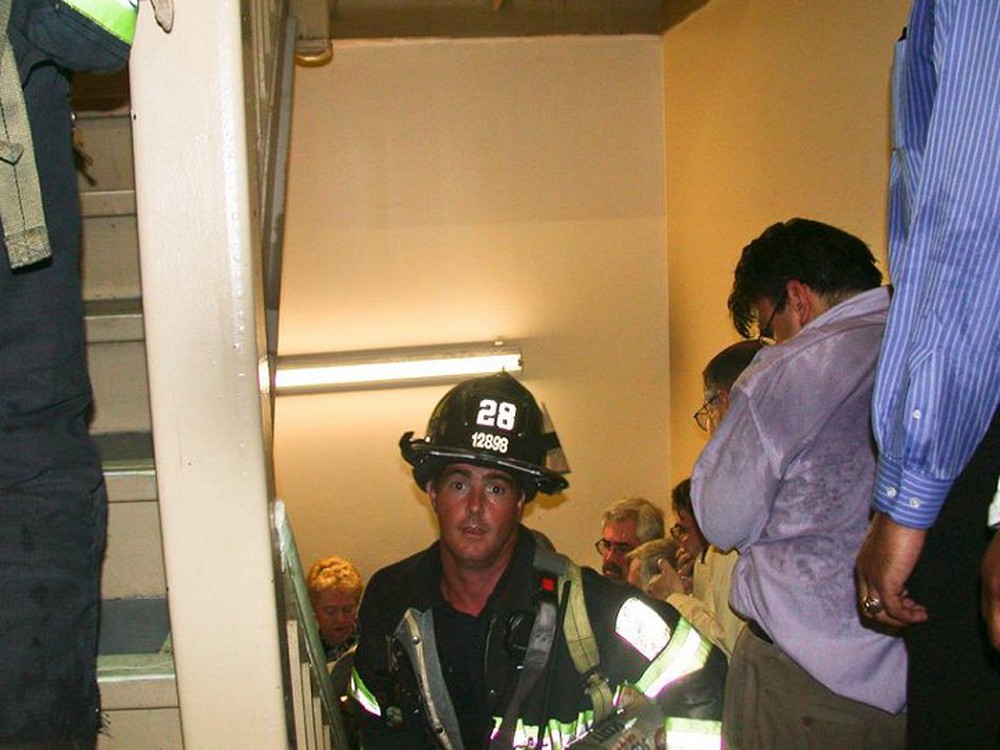 Những hình ảnh khiến nước Mỹ không thể quên vụ khủng bố 11/9 - Ảnh 3.