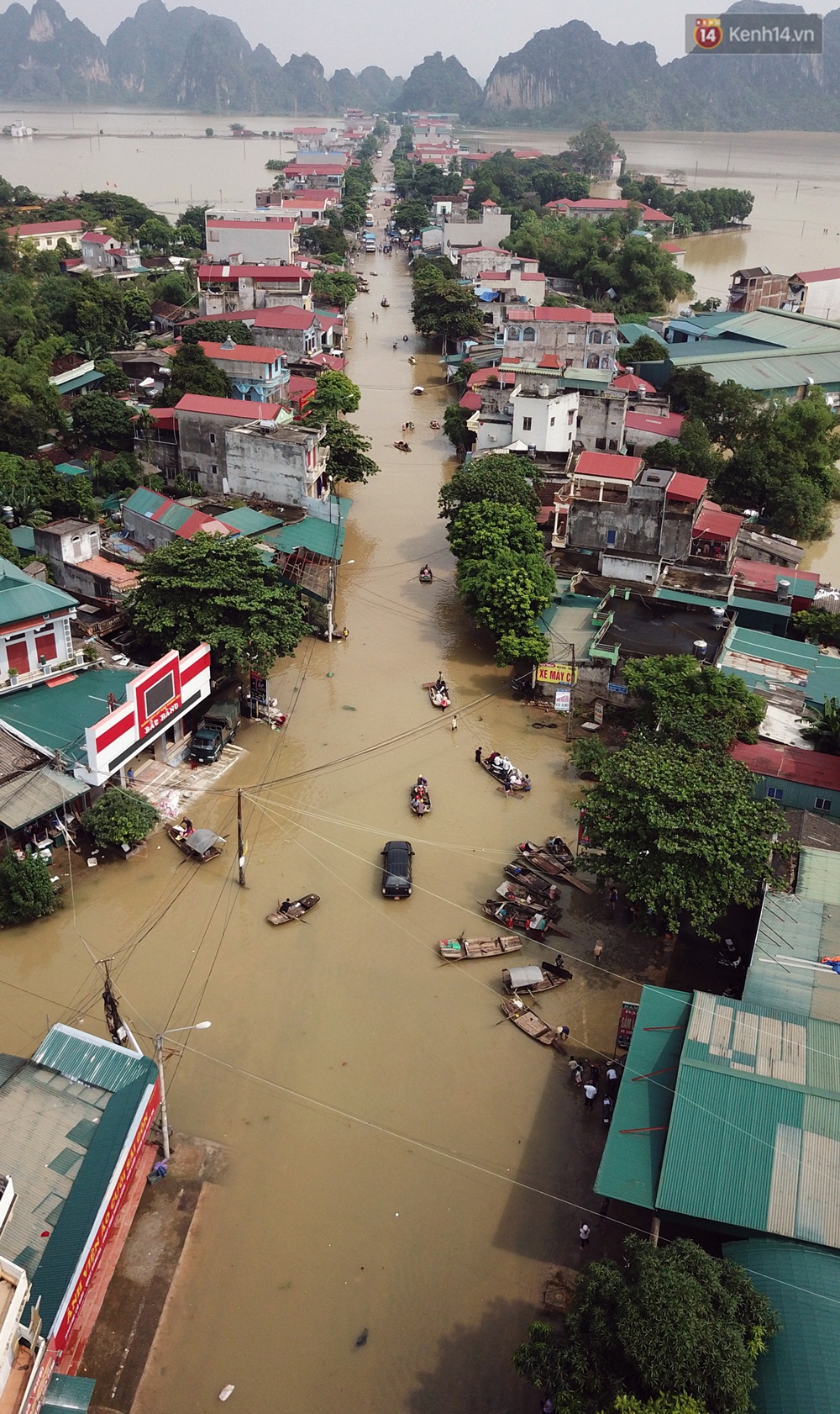 Chùm ảnh: Kiếm bộn tiền từ việc chèo đò qua điểm ngập nặng trong đợt lụt lịch sử tại Ninh Bình - Ảnh 3.