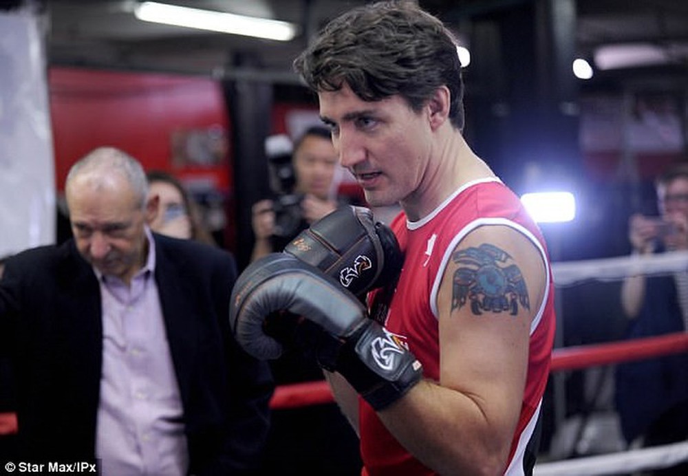 Giải mã hình xăm trên bắp tay thủ tướng Trudeau - Ảnh 2.