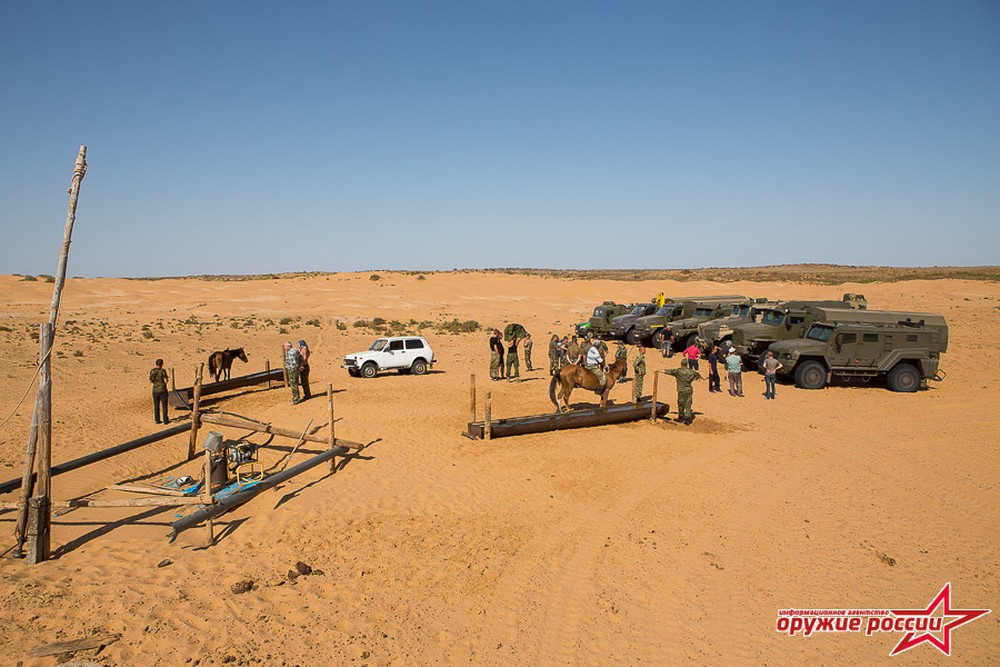 Xe quân sự Nga bị tra tấn khủng khiếp: Ào ạt xông lên trong sa mạc - Ảnh 4.