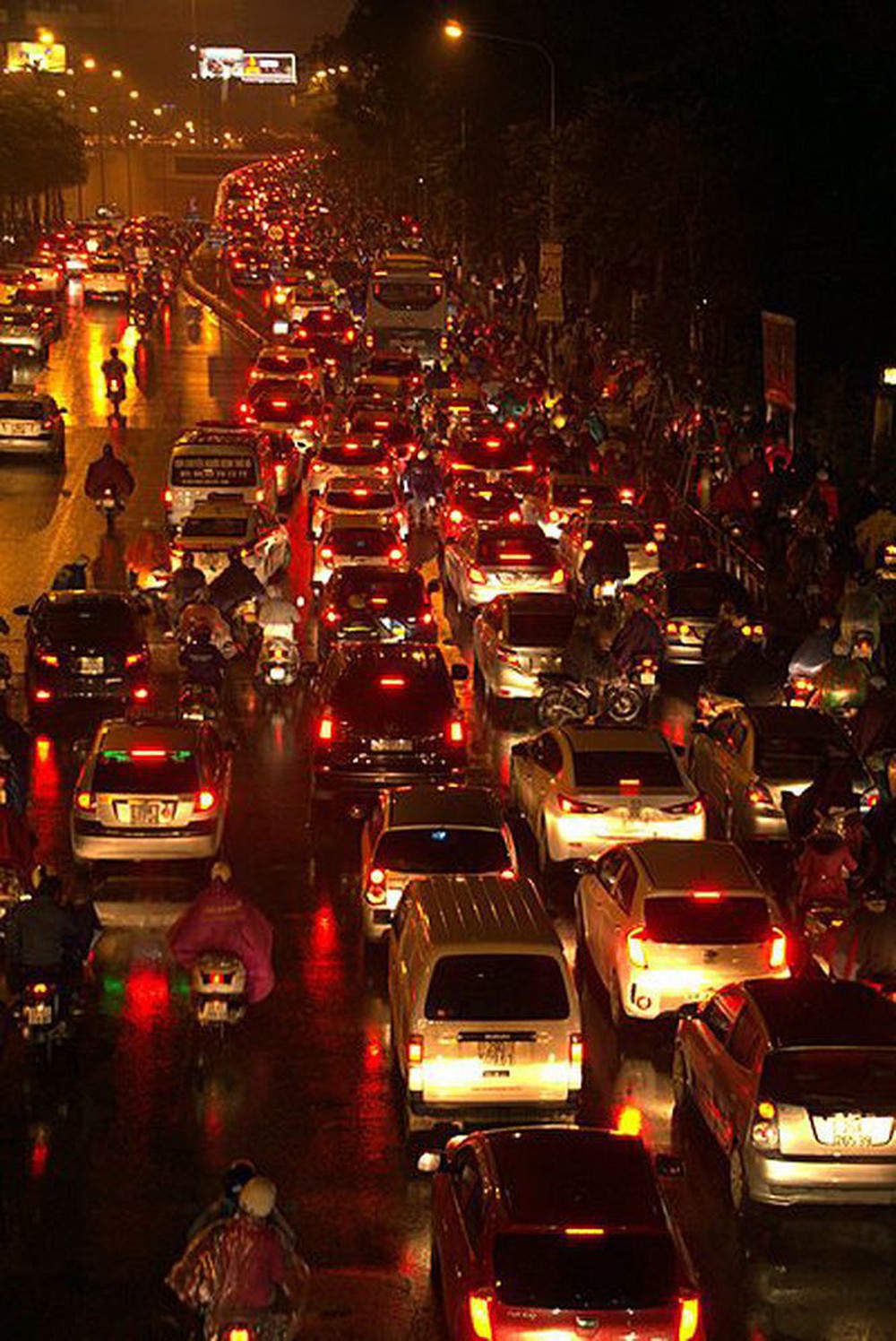 Hàng ngàn người dân Thủ đô chôn chân trong mưa rét vì tắc đường - Ảnh 3.