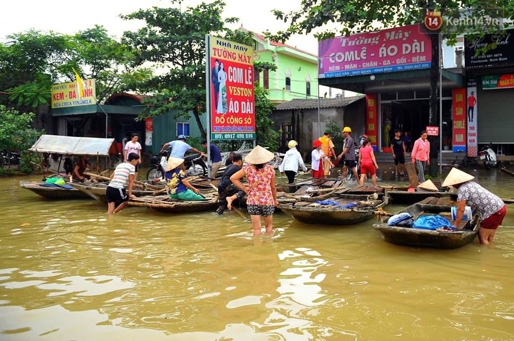 Chùm ảnh: Kiếm bộn tiền từ việc chèo đò qua điểm ngập nặng trong đợt lụt lịch sử tại Ninh Bình - Ảnh 6.