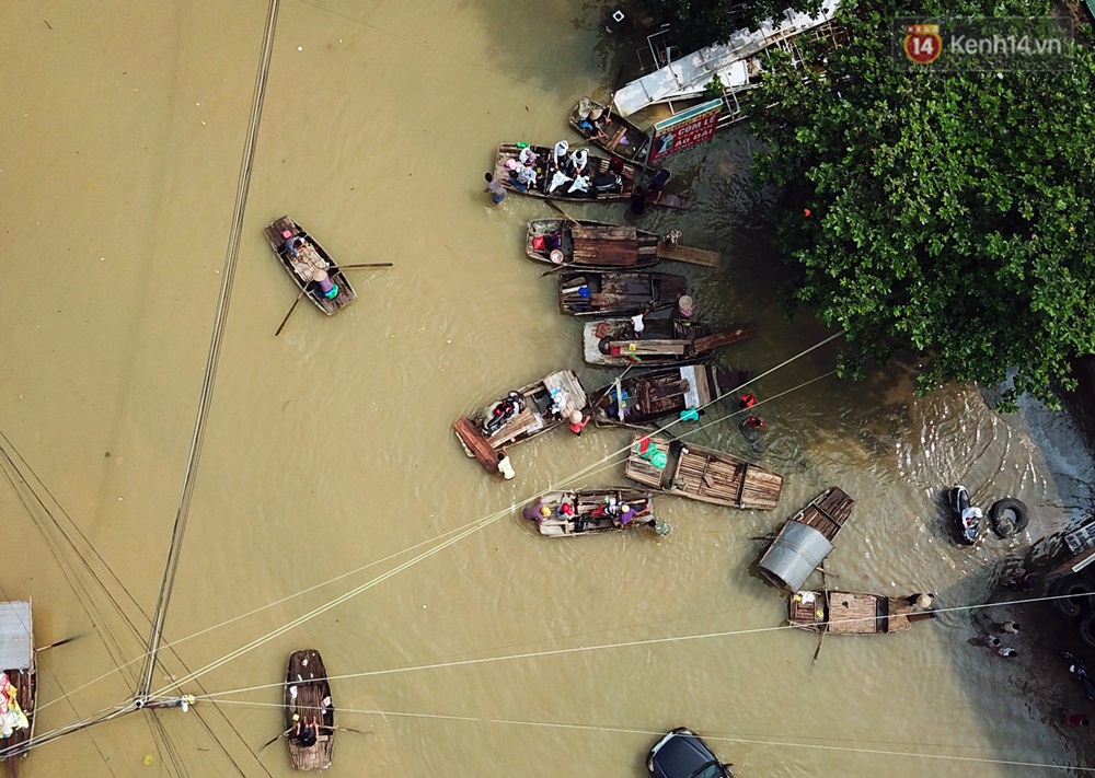 Chùm ảnh: Kiếm bộn tiền từ việc chèo đò qua điểm ngập nặng trong đợt lụt lịch sử tại Ninh Bình - Ảnh 7.