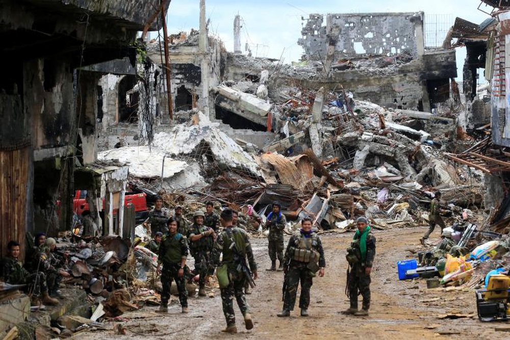 Thoát phiến quân thân IS, thành phố Philippines thành đống gạch vụn khổng lồ - Ảnh 7.