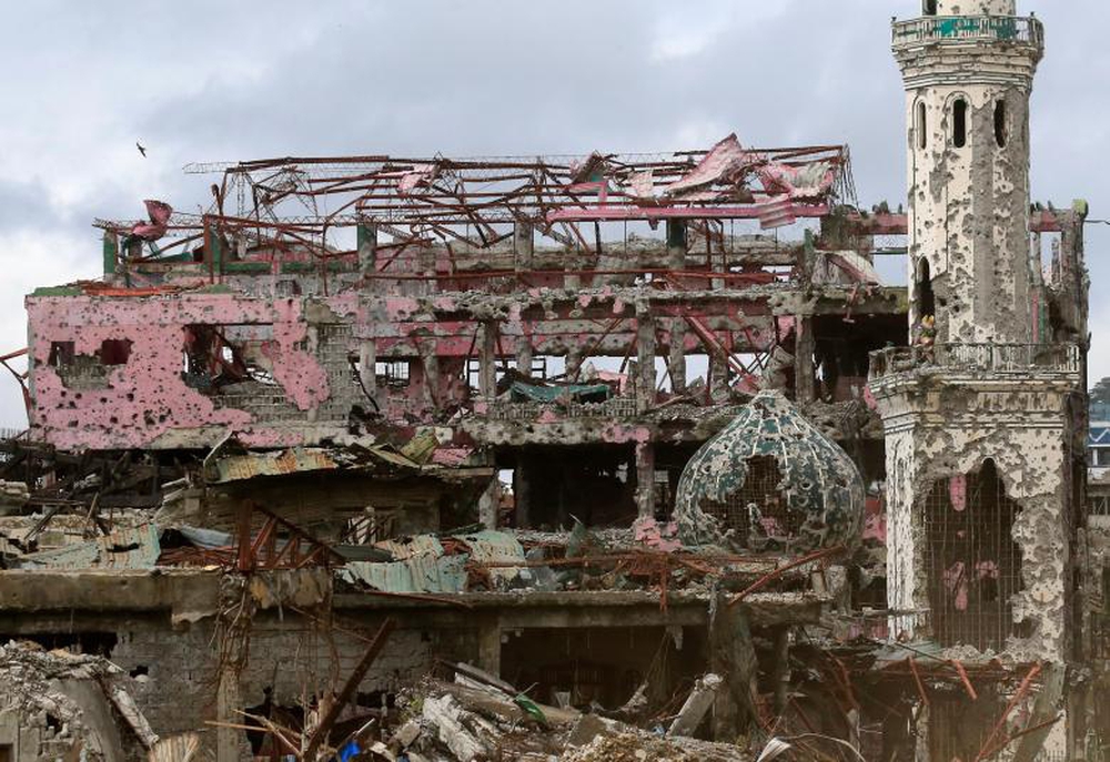 Thoát phiến quân thân IS, thành phố Philippines thành đống gạch vụn khổng lồ - Ảnh 8.