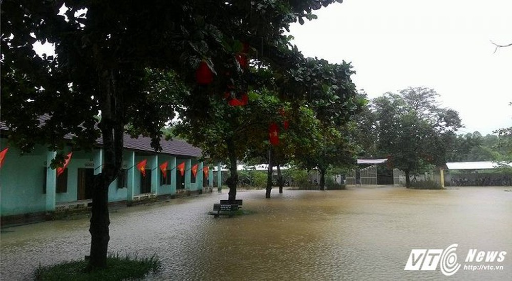 Ảnh: Nước ngập mái nhà, bủa vây trường học ở Nghệ An - Ảnh 8.