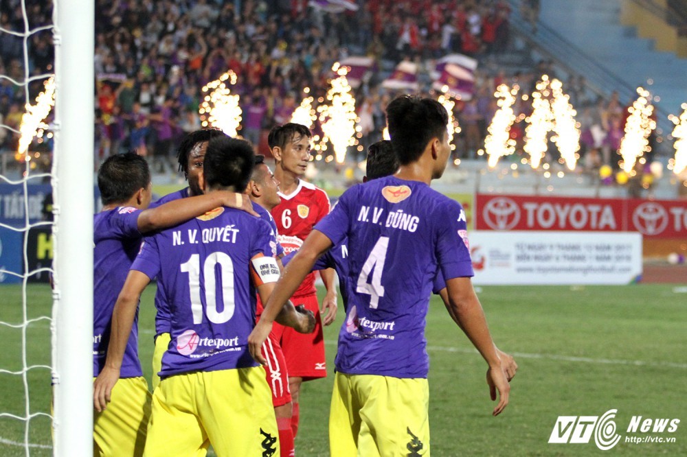 Bầu Hiển cười tươi xuống sân chúc mừng Hà Nội FC lên đỉnh V-League - Ảnh 10.