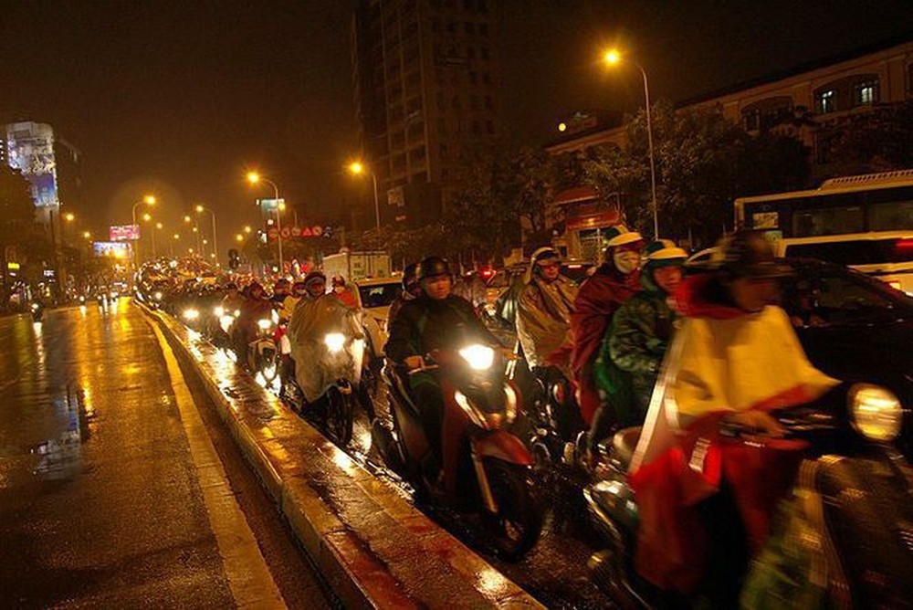 Hàng ngàn người dân Thủ đô chôn chân trong mưa rét vì tắc đường - Ảnh 9.