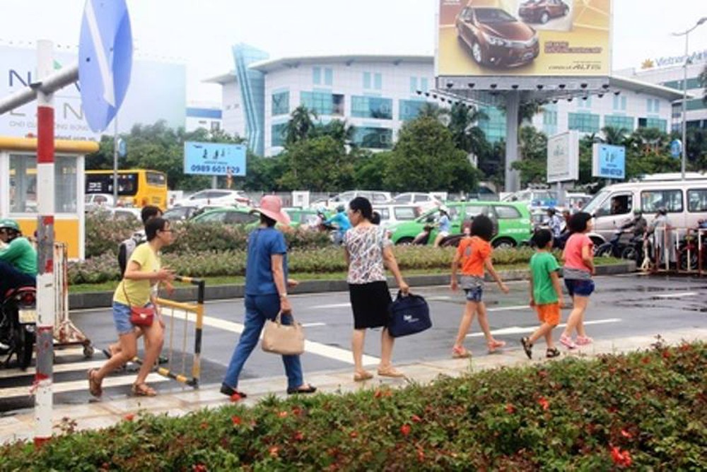 [ẢNH] Đường vào sân bay Tân Sơn Nhất kẹt cứng, hành khách kéo vali chạy bộ cho kịp - Ảnh 2.